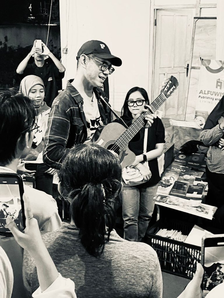 Hujan Bulan Juni dan Sebatang Kretek dari Panji