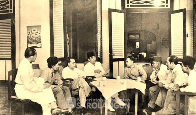 Menulis Ulang Sejarah: Ada Upaya Tersembunyi Apa?